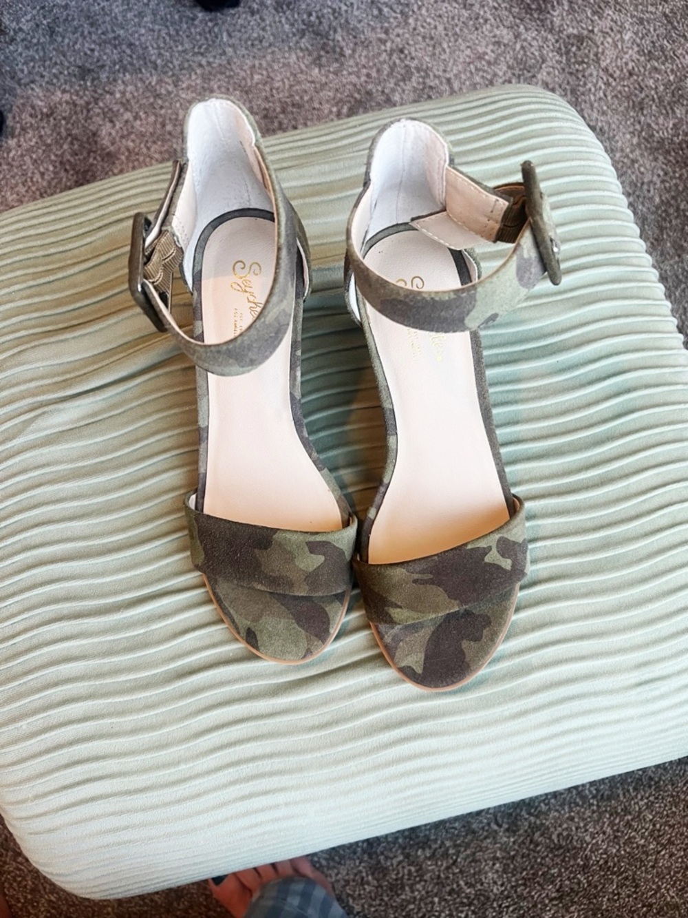 Sz 6 NWOB Seychelles Camo Wedge Sandals - Picture 2 of 4